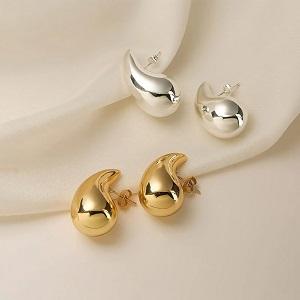 Step out in style with these chunky vintage gold & silver teardrop earrings!
