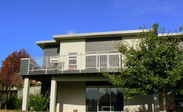 Find aluminium window shrouds NZ in either face-fixed or top-fixed applications